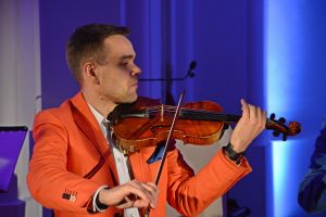 18.SNP 10.08.2016 - Krzysztof Kokoszewski z zesp. Threex - koncert w Trzęsaczu, zdjęcie Jarosław Dalecki..